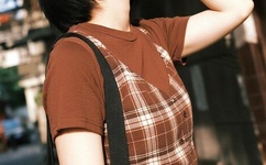 小恩雅穿红色内衣